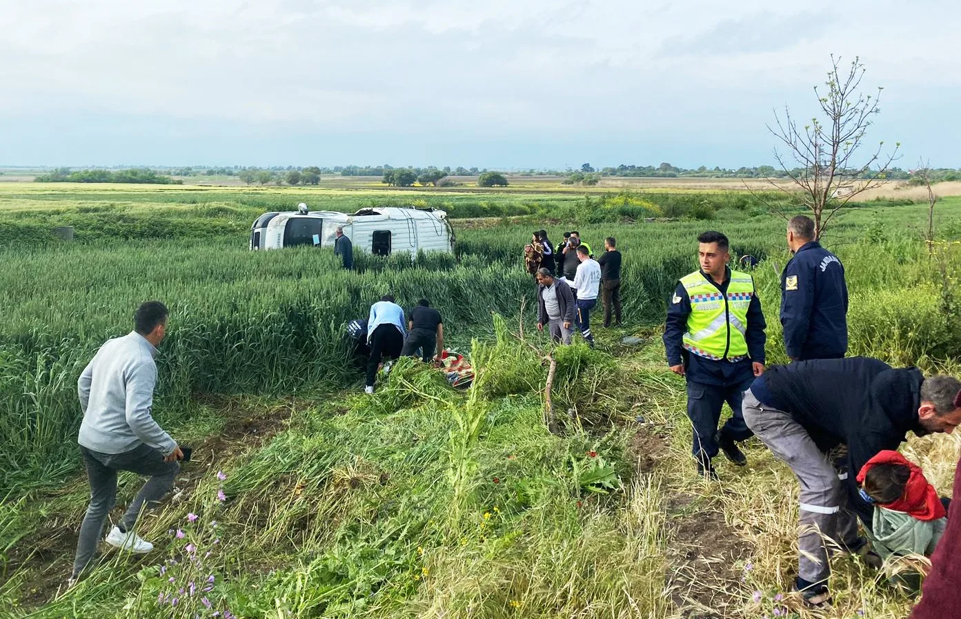 Servis minibüsü devrildi: 8 yaralı