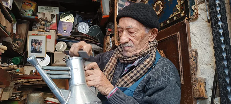 Bir metrekarelik dükkanda geçen 64 yıllık ömür