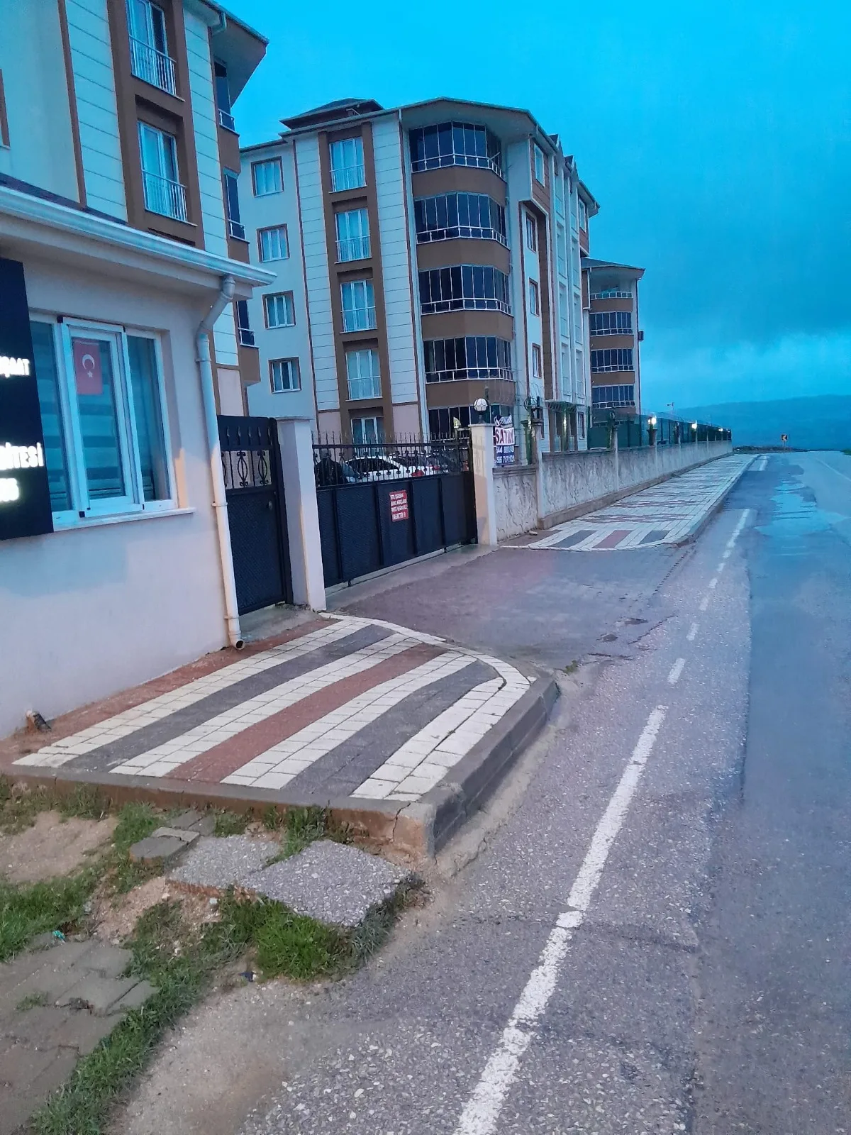 İnegöl’ün bu noktasında aydınlatma olmaması nedeni ile güvensizlik artıyor... Hırsızlar, köpekler kol geziyor…