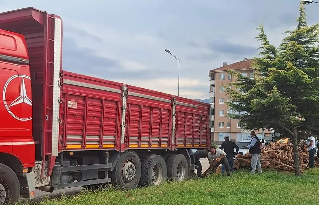 Yola saçılan odunlar trafikte çileye dönüştü