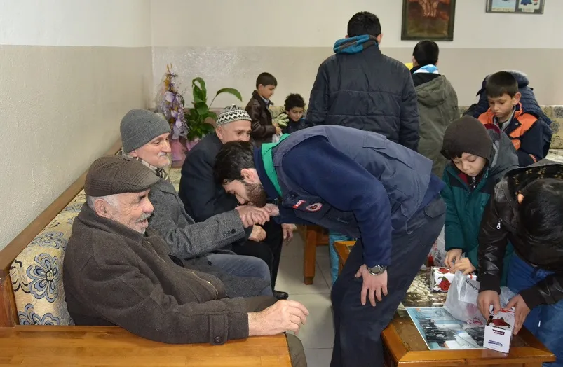İzcilerden Huzurevi'ne ziyaret