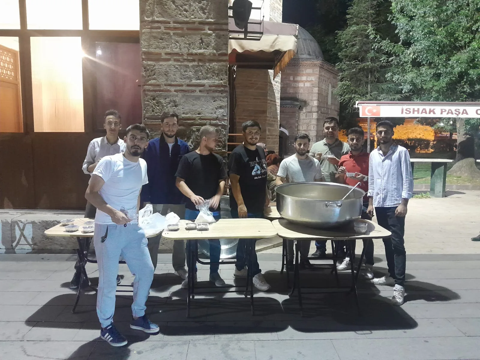 İnegöl gençlerinden 400 kişilik aşure ikramı