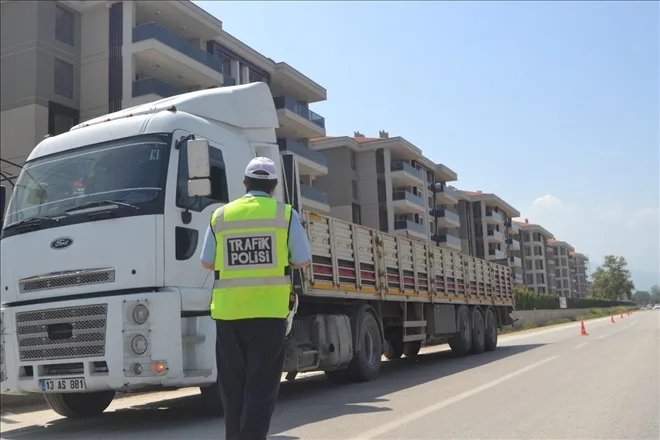 TRAFİK UYGULAMALARI SÜRÜYOR