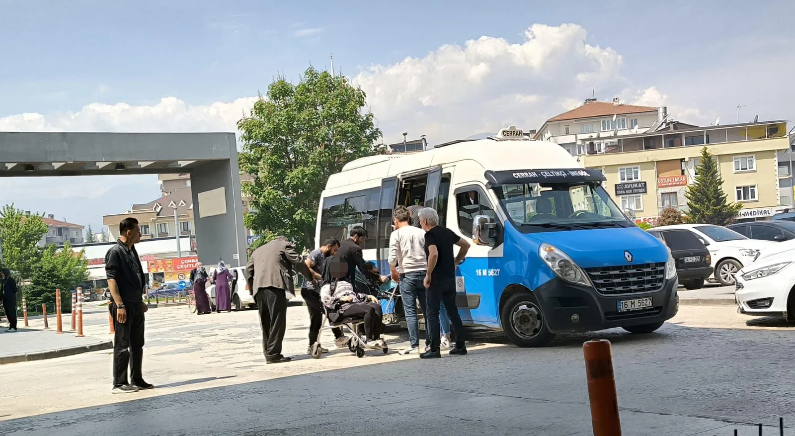İnegöl'de minibüste fenalaşan hamile kadın hastaneye yetiştirildi
