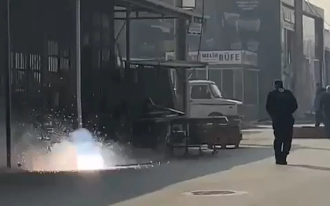 İnegöl'de patlama anı kamerada... Canını zor kurtardı