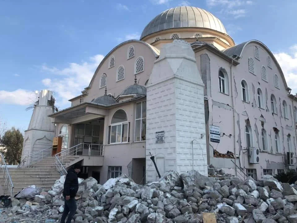 İnegöllü esnaf, depremde yıkılan caminin ses sistemini onardı ve duyurdu; "İkindide Hatay'da ezan sesi duyulacak"