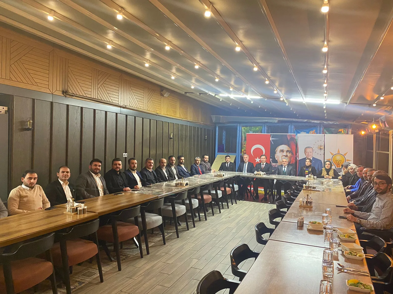 AK Parti İnegöl İlçe Başkanlığı, düzenlenen iftar programında 28. Dönem milletvekili aday adaylarıyla bir araya geldi.