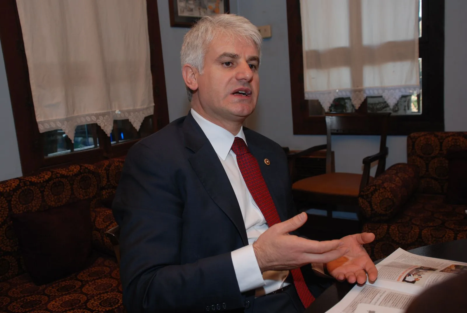 Şahin Ateş Püskürdü "Sözde Siyasetçi"