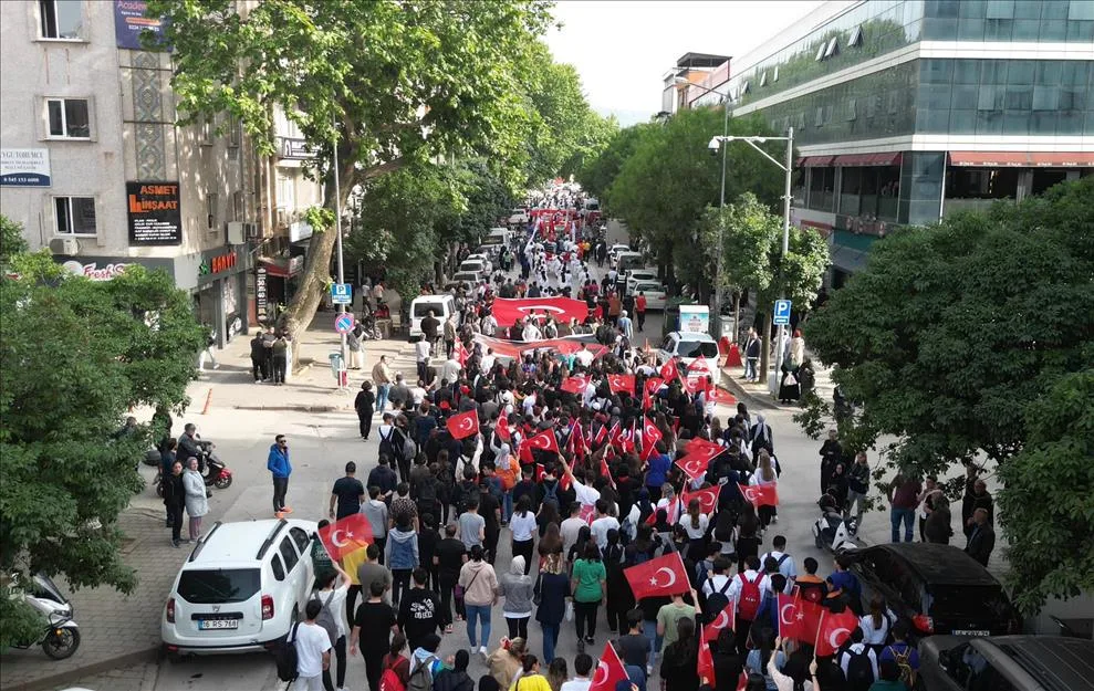 İnegöllü gençler ‘19 Mayıs’ coşkusunu sokaklara taşıdı