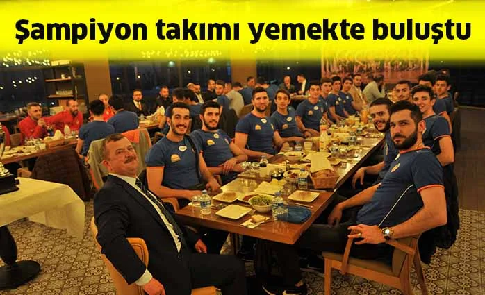 Şampiyon takımı yemekte buluştu