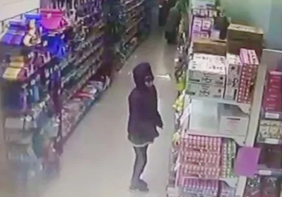 Kadın hırsızlar, market çalışanlarının çantalarını çaldılar