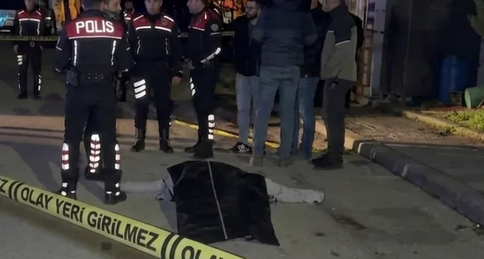 Cami önünde kan aktı