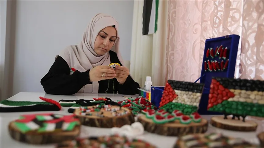 İlmek ilmek işlediği Filistin temalı ürünlerle Gazze'ye destek oluyor