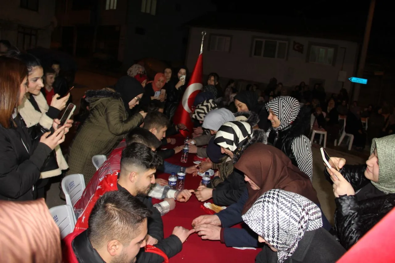 İnegöllü askerler, ellerine kına yakılarak askere gönderildi