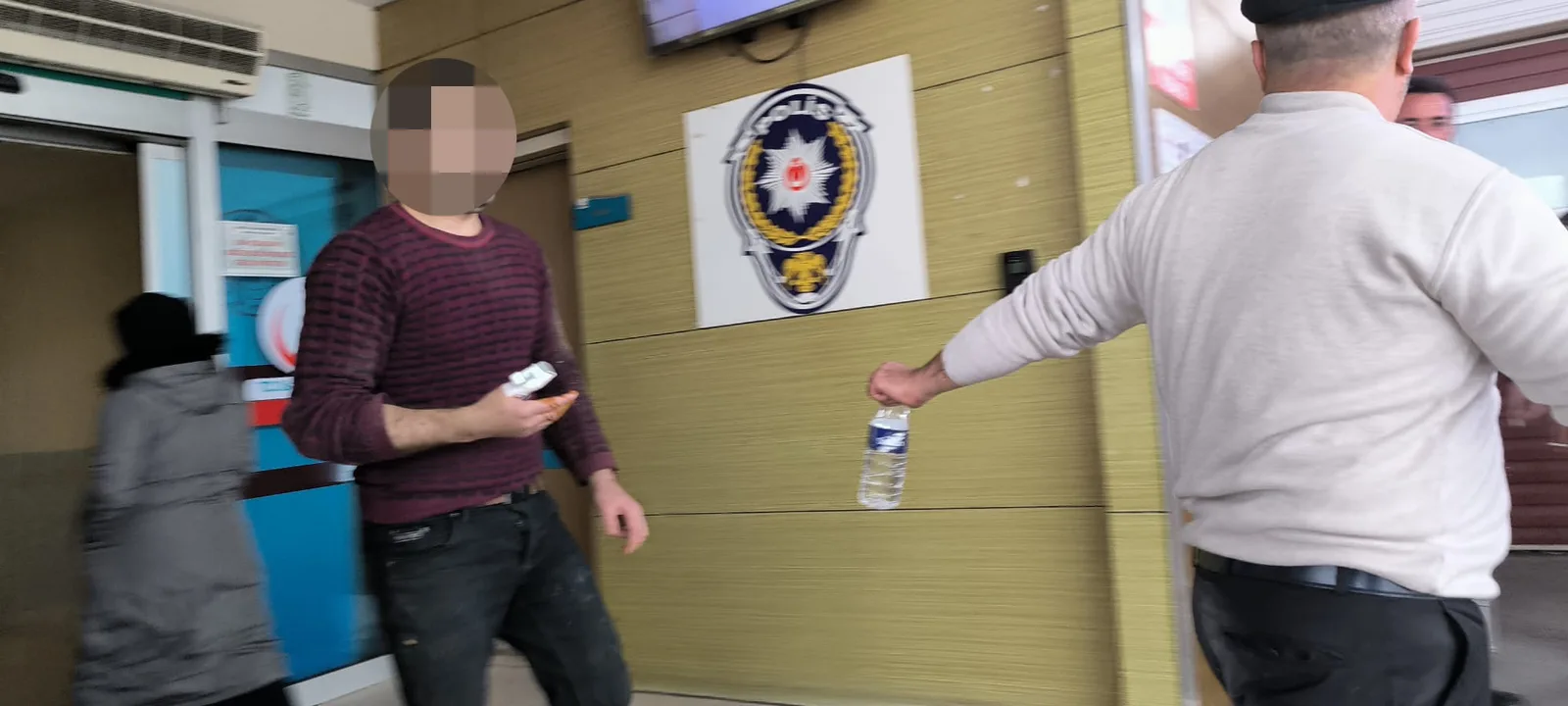 Yanlışlıkla parmağına çivi çaktı