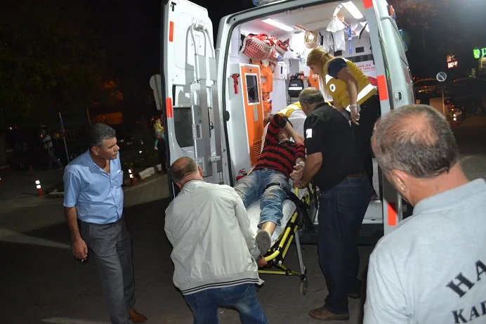Motosiklet ile hafif ticari araç çarpıştı