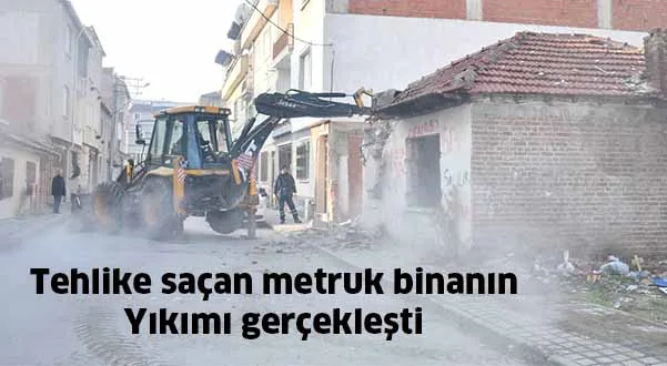 Tehlike saçan metruk binanın yıkımı gerçekleştirildi