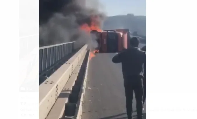 TIR yan yatıp alev aldı