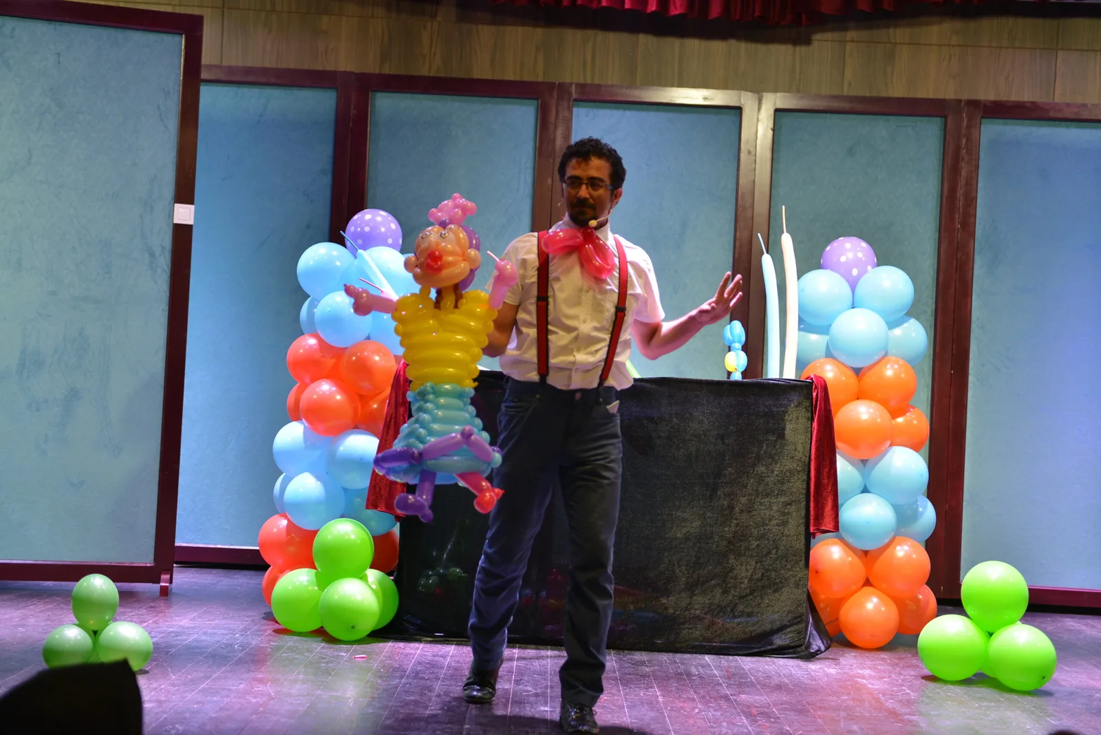 Çocuklar balon kuklalarla eğlendi