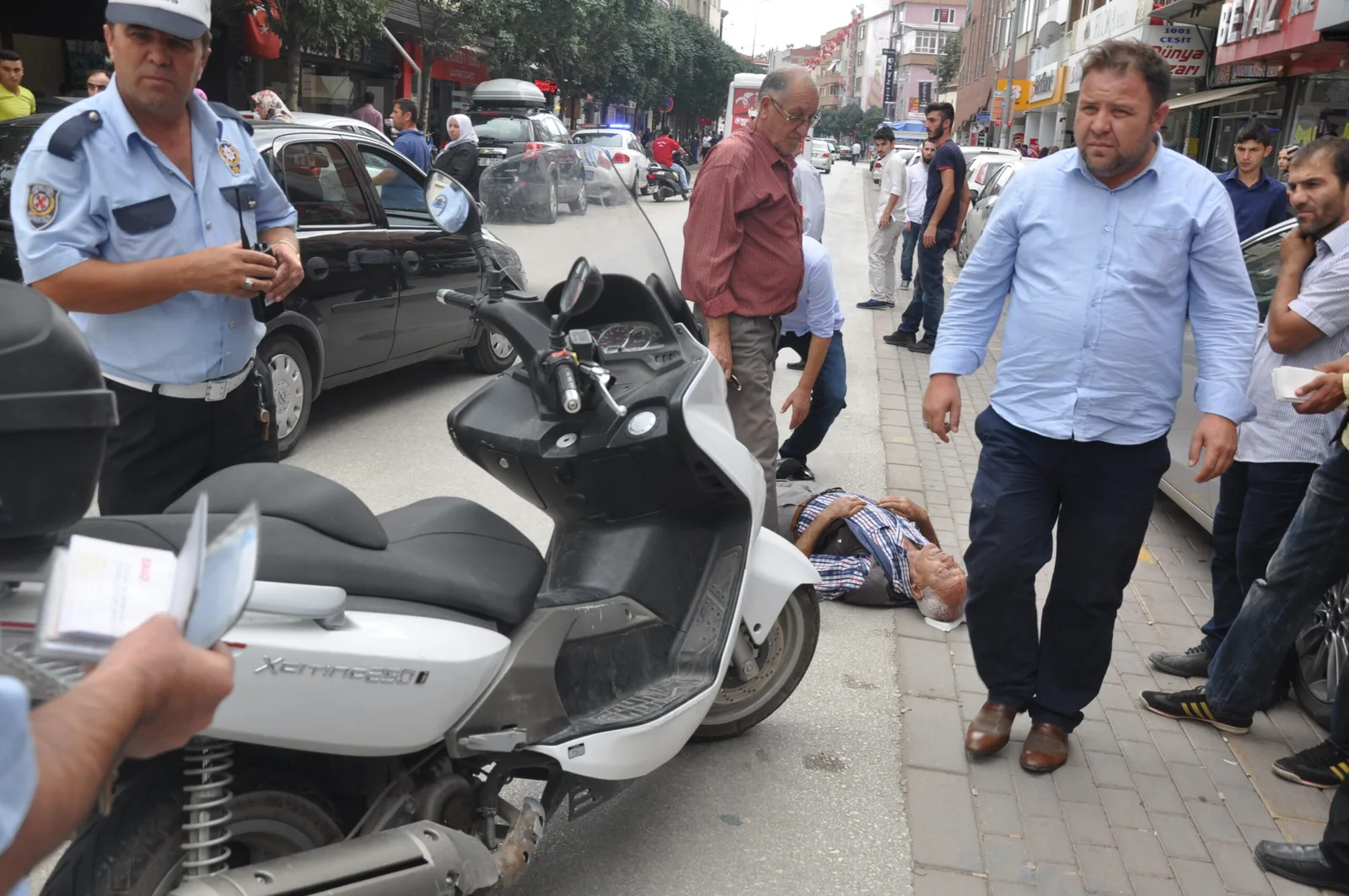 Motosiklet yaşlı adama çarptı