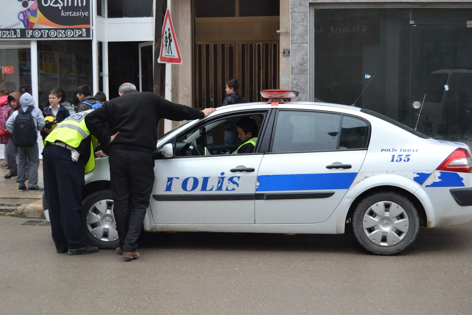 Emniyet uygulamalara devam ediyor