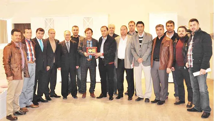 Genç girişimciye teşekkür plaketi