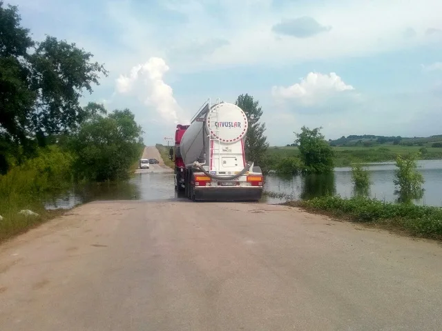 Baraj suları yolu kapattı