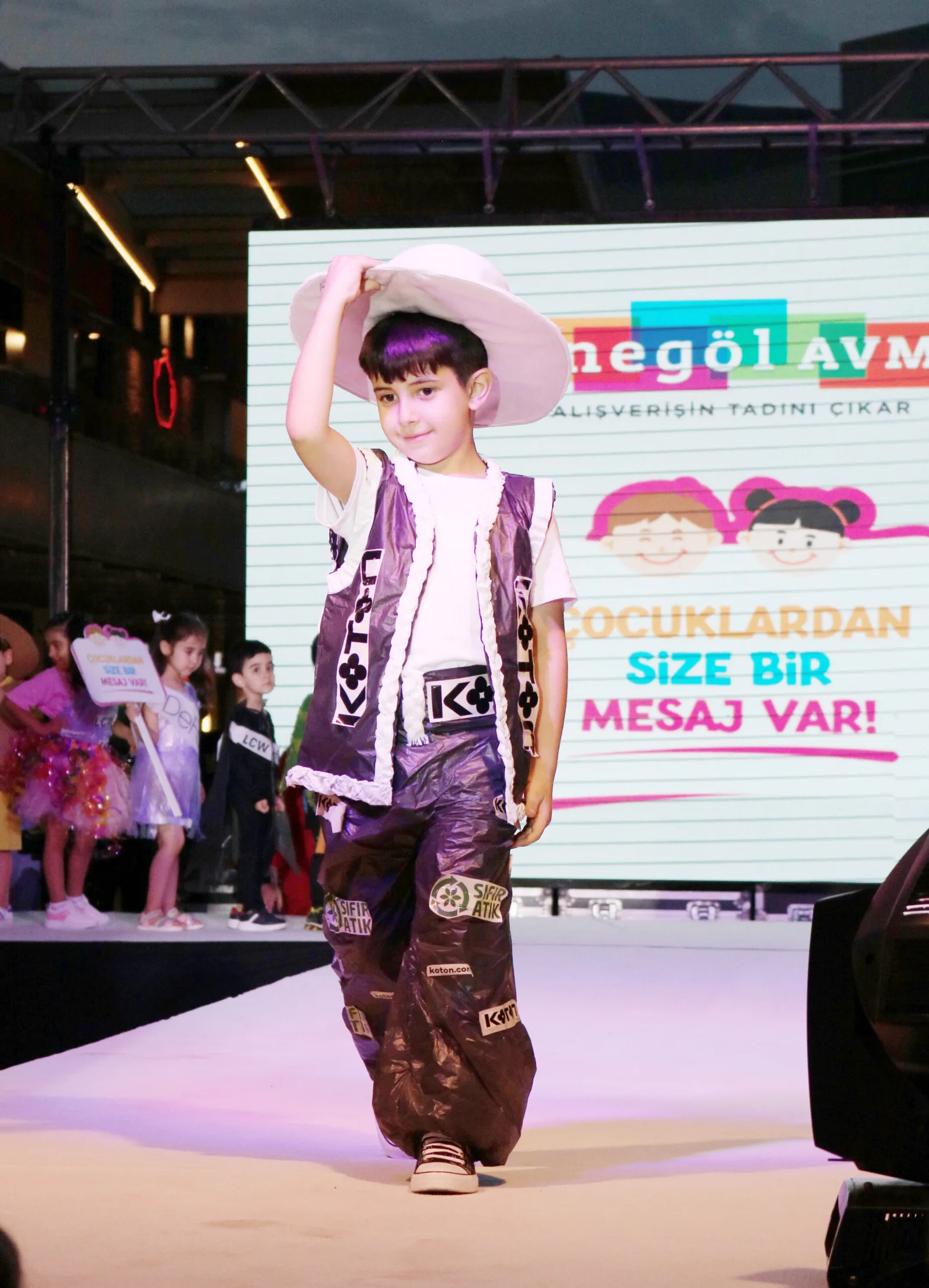 İnegöl AVM’den çocuk defilesi