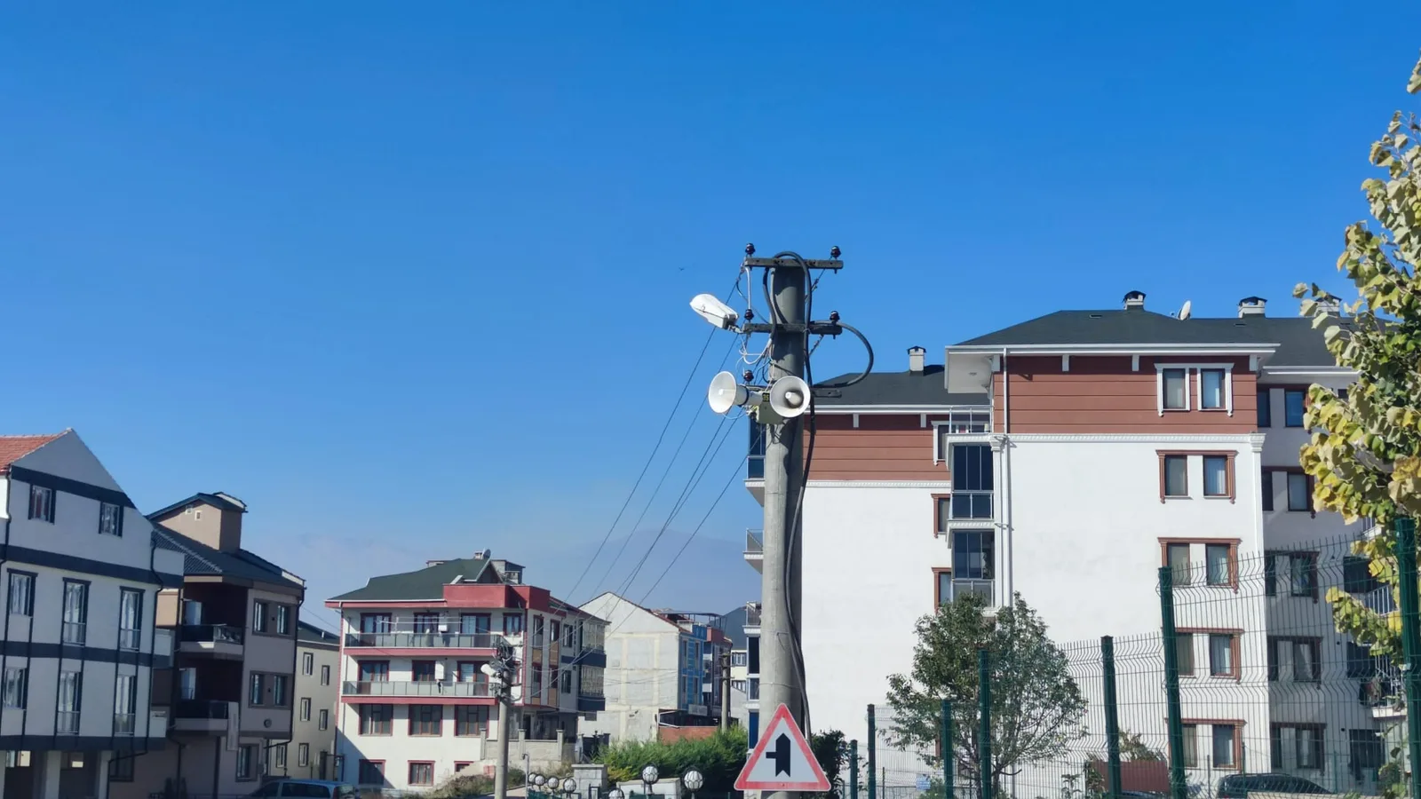 İnegöl’de ‘Ezan’ sesini zor duyan vatandaşlar için aydınlatma direğine hoparlörler takıldı