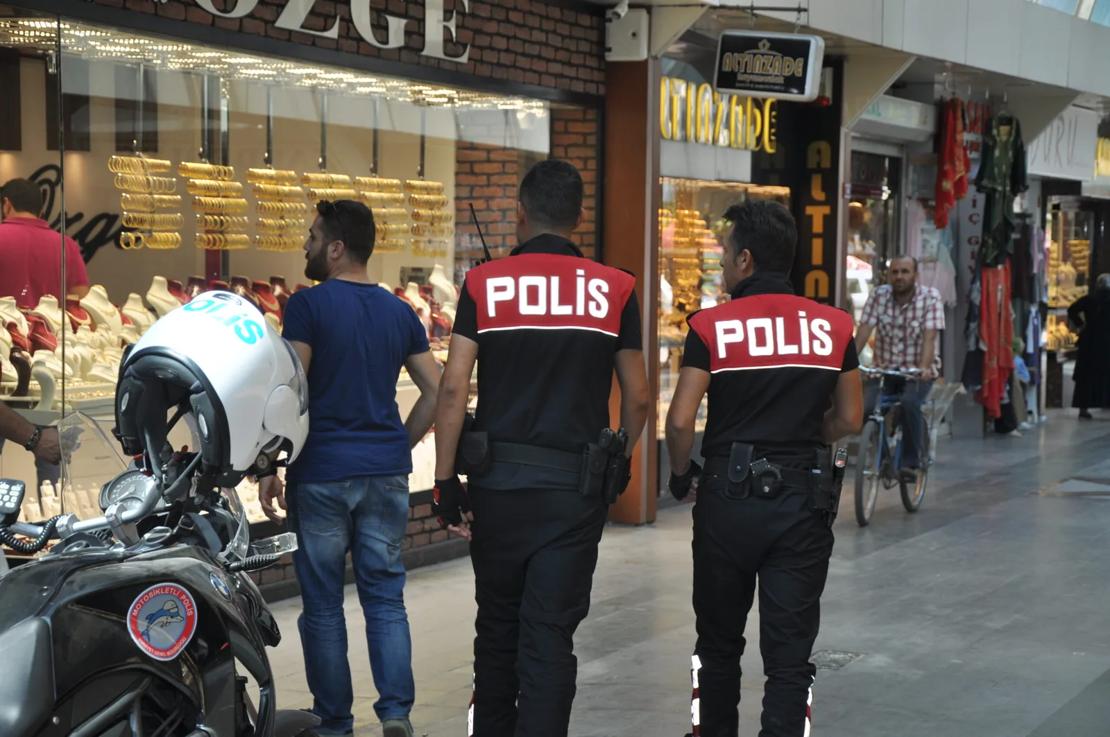 Altınları ve paraları kaptırıyordu