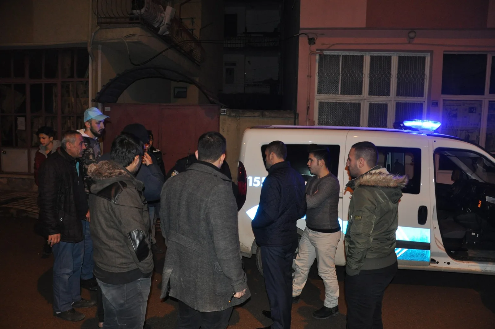 MAHALLENİN GENÇLER HIRSIZI YAKALADI