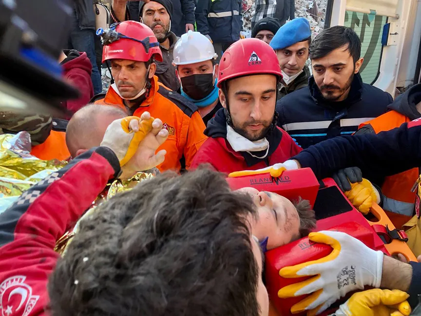 Hatay'da depremin 182'nci saatinde 12 yaşında bir çocuk enkazdan kurtarıldı