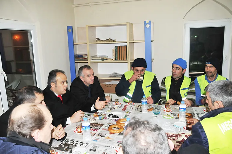 Belediye'den çalışanlara simit çay