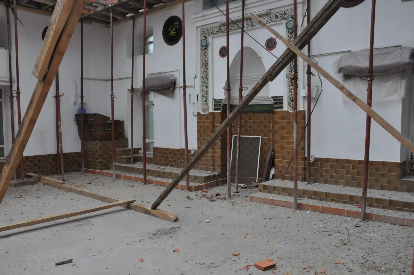 Akhisar Merkez Camii'ne Belediyeden destek
