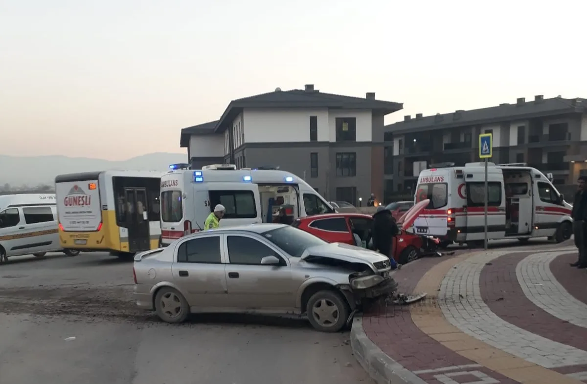 Kazaya karışan otomobiller ağır hasar aldı sürücüler yaralandı