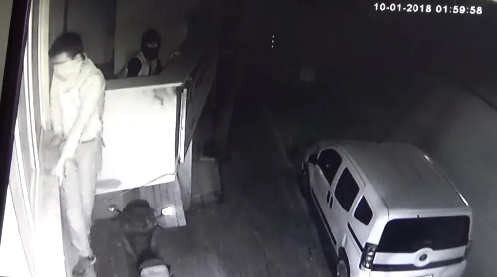 3 Hırsız Önce Kameraya, Sonra Polise Yakalandı