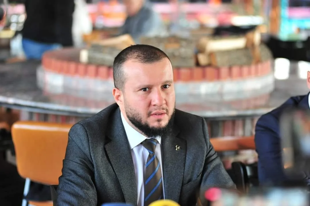 ‘Siyaset koltuklarda oturmak değil’