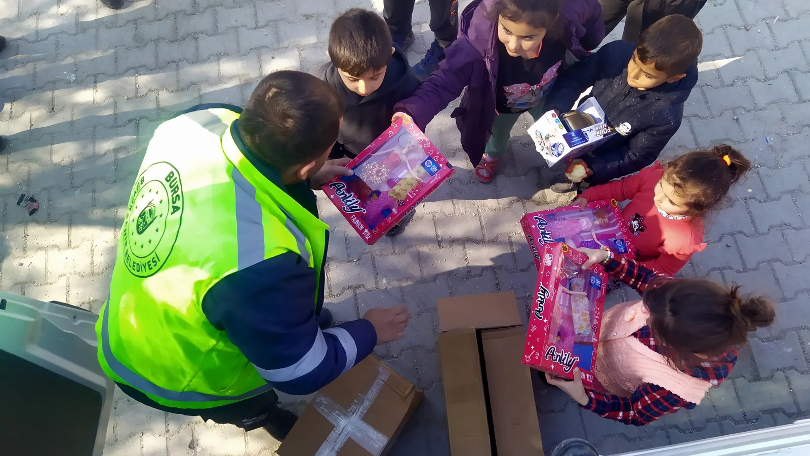 ‘Çocuklar gülsün’ diye, Büyükşehir sahada