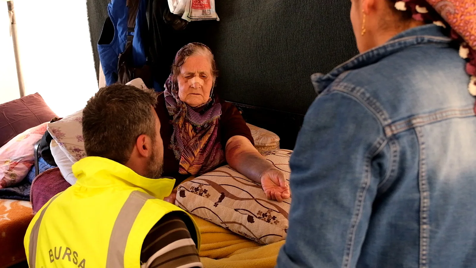 Çifte felaket yaşayan aileye Büyükşehir sahip çıktı