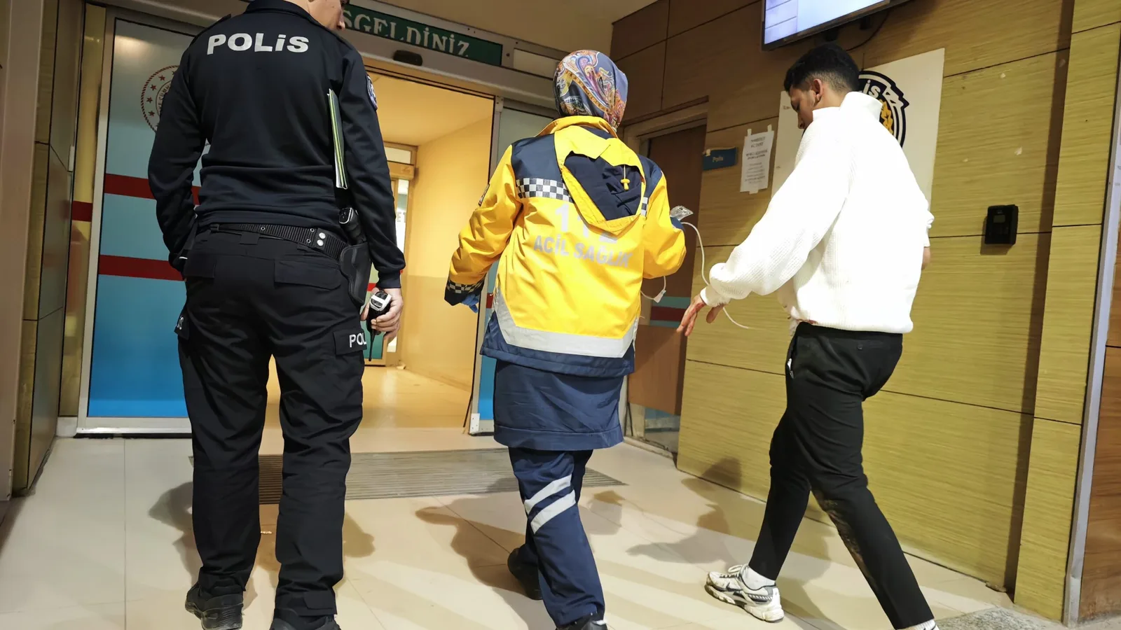 Gençler arasında çıkan kavgada kan aktı