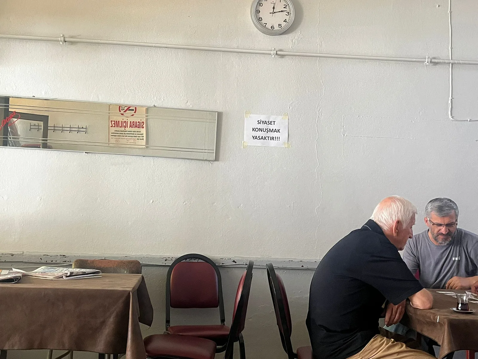 Siyasetin neden olduğu küslüklerin önüne geçmek için yazı astı