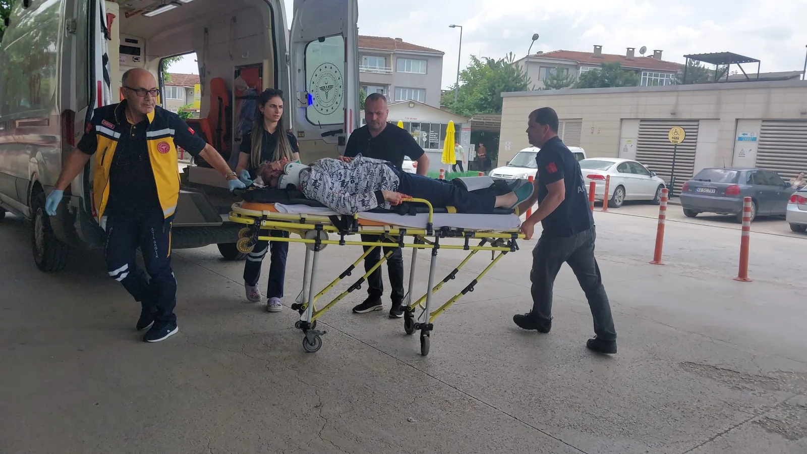 Otomobilin çarptığı yaya yaralandı