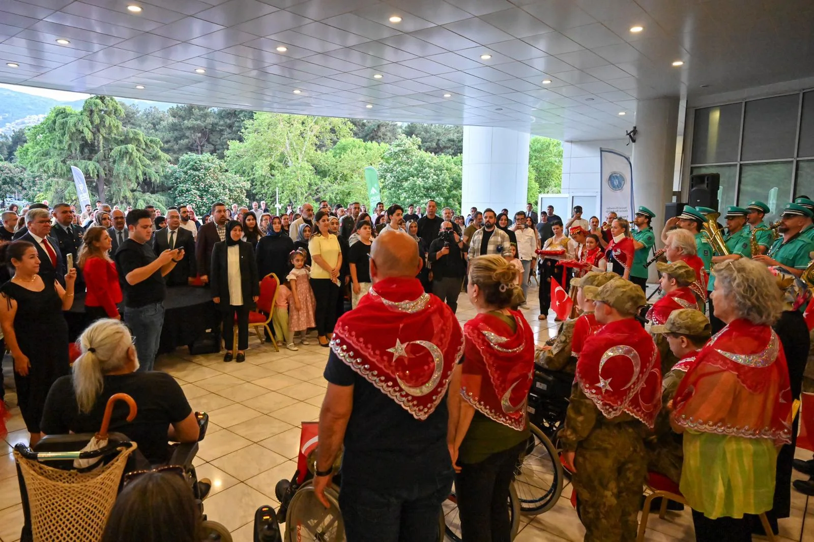 Bursa’da ‘özel’ askerlere renkli kına eğlencesi