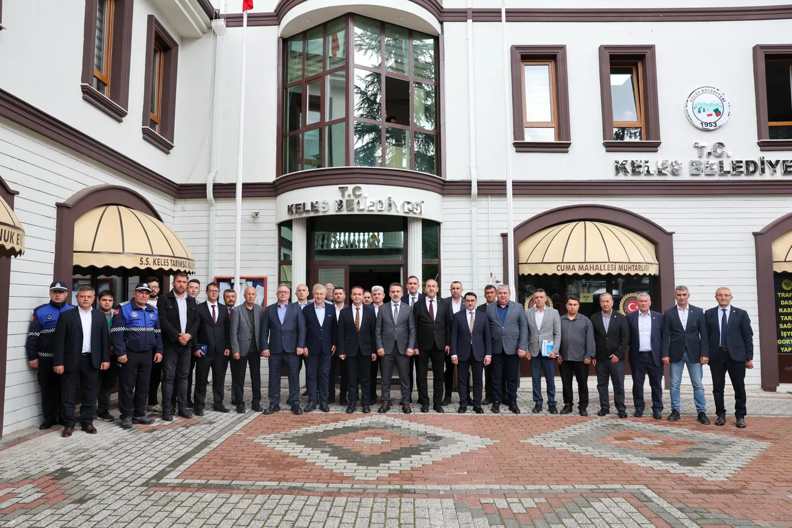 17 ilçe ve 1060 mahalleye hizmet etmenin derdindeyiz