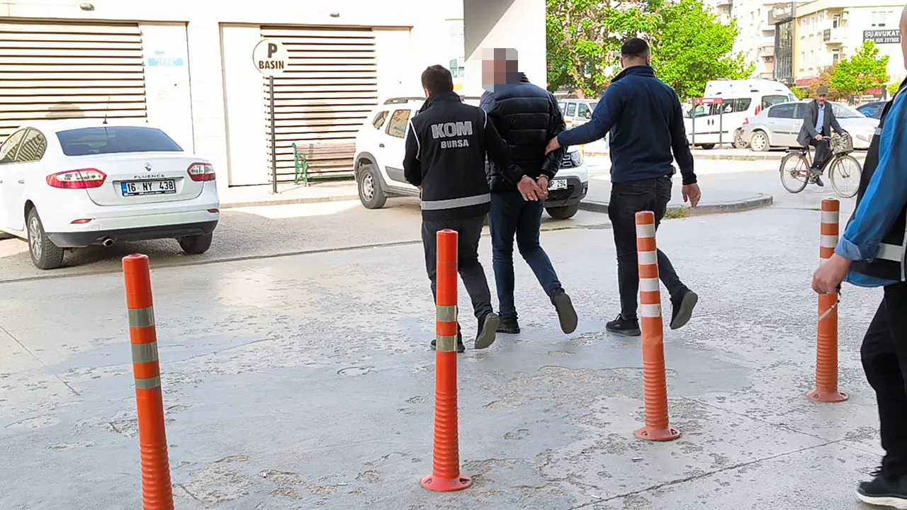 İnegöl’de ‘vadeli araç’ operasyonu… Çekler, senetler, silahlar havada uçuşuyor…