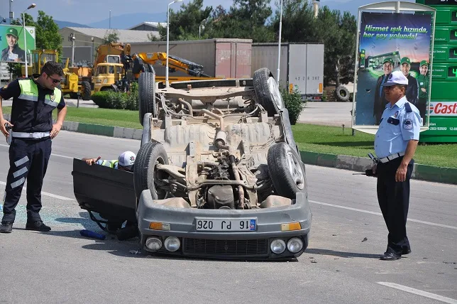 Düz yolda takla attı