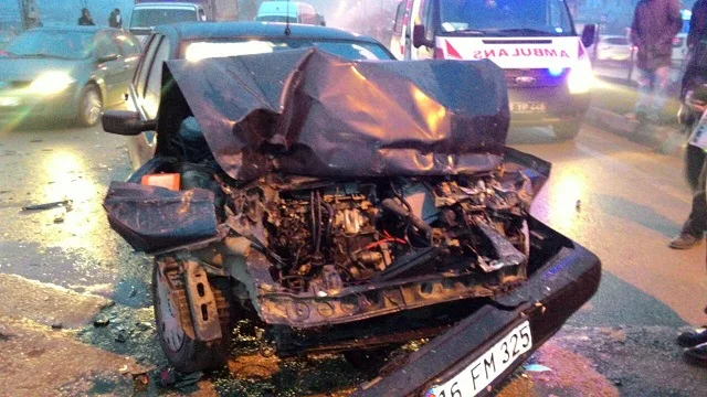 Hurdaya dönen araçta 1 kişi yaralandı