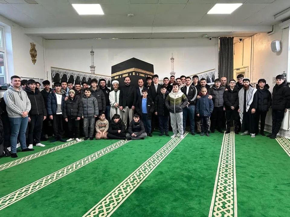 İnegöl'ün 'Çılgın İmam'ı Murat Küçük, İngiltere'de gençler için canla başla çalışıyor