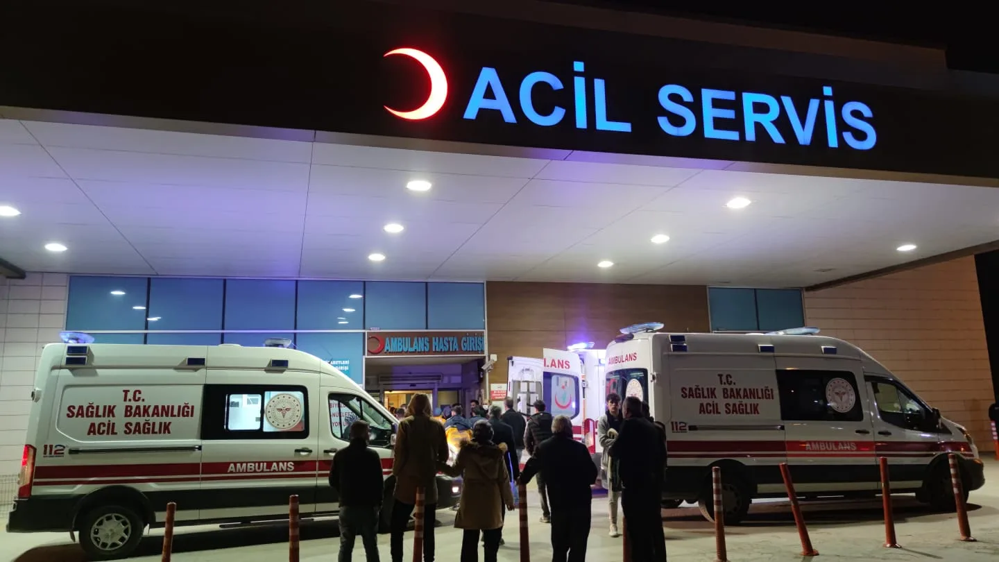İnegöl'de işçi servisi ile tırın çarpıştığı kazada 6 kişi yaralandı