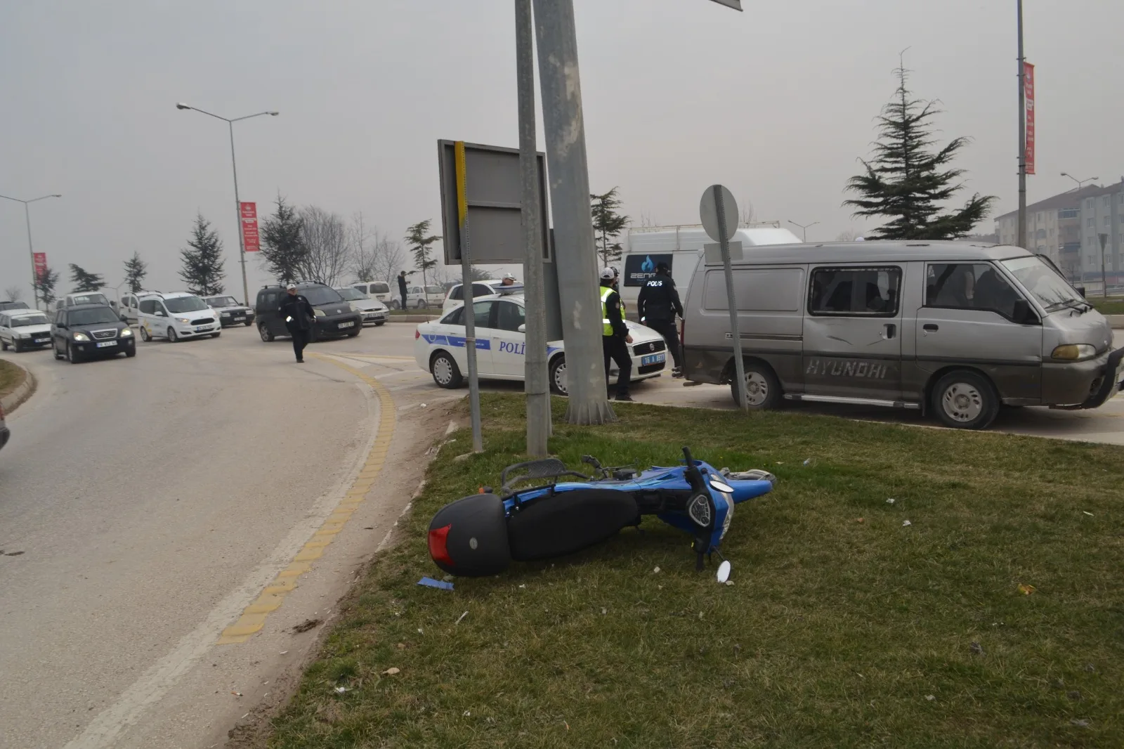 Motosiklet ile minibüs çarpıştı; 1 yaralı